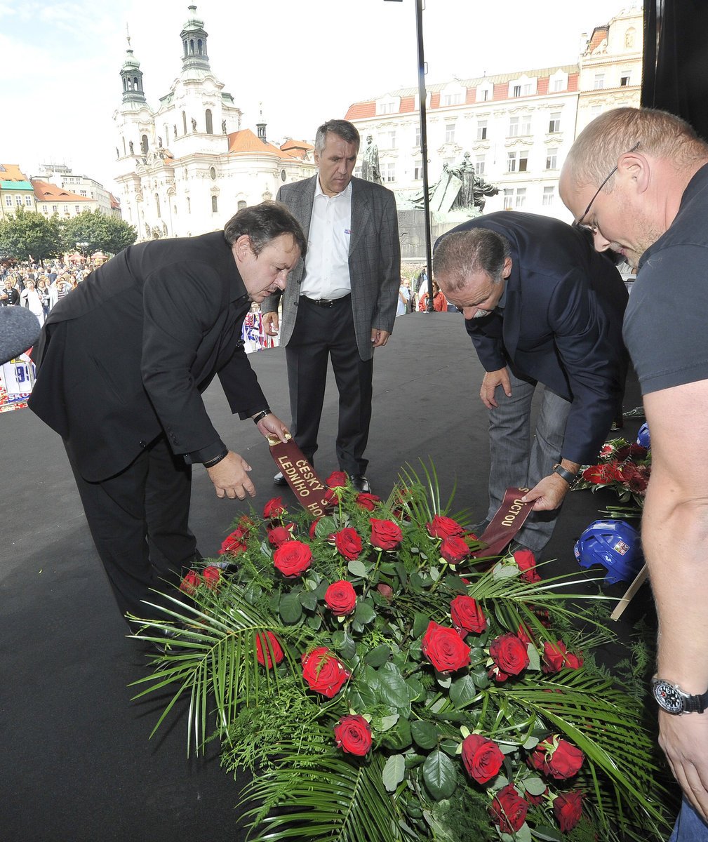 Tomáš Král a Slavomír Lener pokládají smuteční věnec k podobiznám Jana Marka, Karla Rachůnka a Josefa Vašíčka