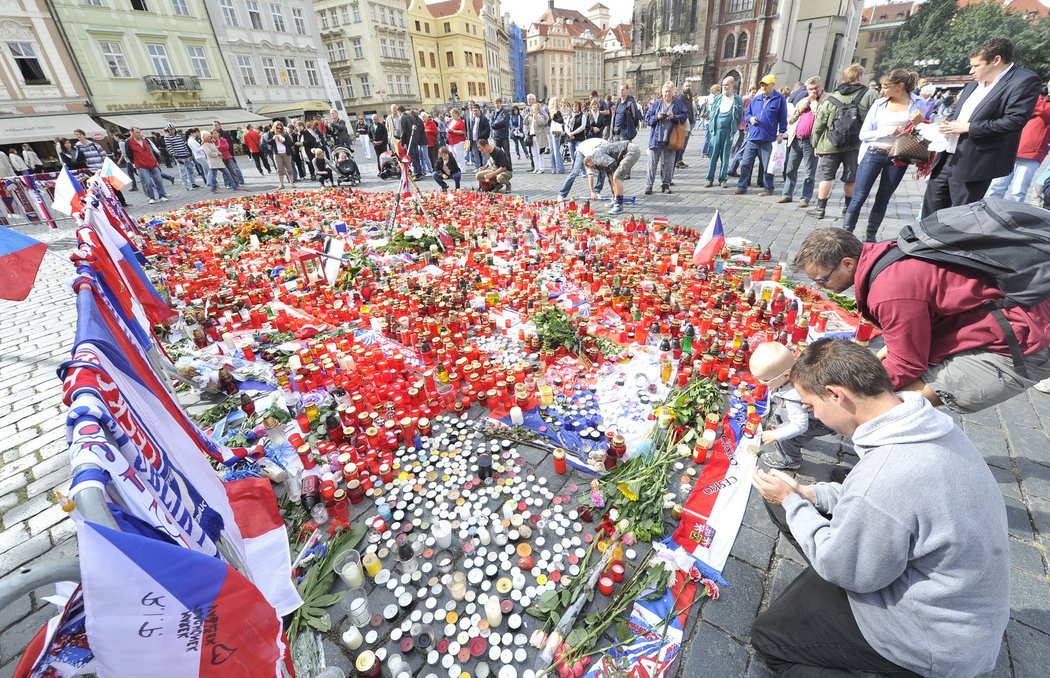 Na Staroměstském náměstí hoří za zesnulé hokejisty stovky svíček