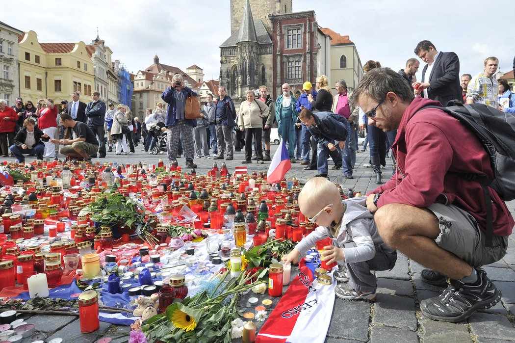 Na Staroměstské náměstí stále přicházejí fanoušci zavzpomínat na zesnulé české hokejisty