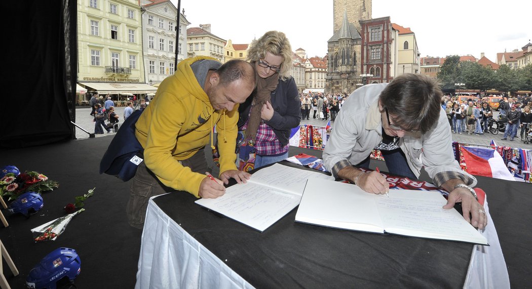 Fanoušci mají možnost zapsat vzkaz do dvou kondolenčních knih