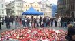 Na Staroměstském náměstí hoří svíčky a fanoušci stále přinášejí nové a nové květiny a další předměty, aby uctili památku zesnulých hokejistů