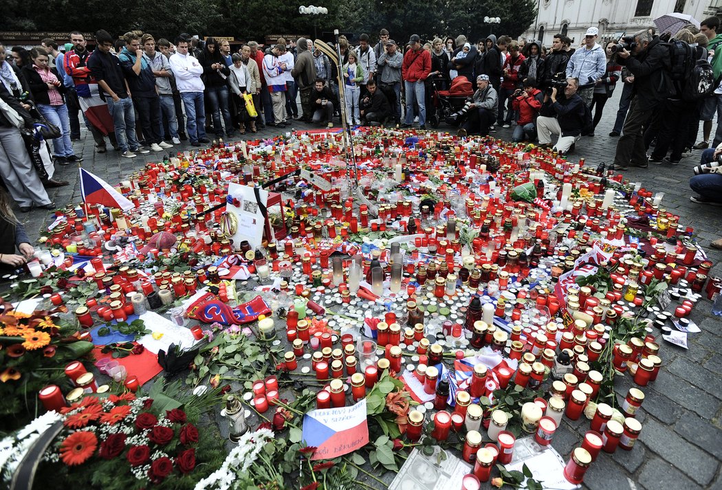 Stovky svíček zapálených za zesnulé hokejisty na Staroměstském náměstí