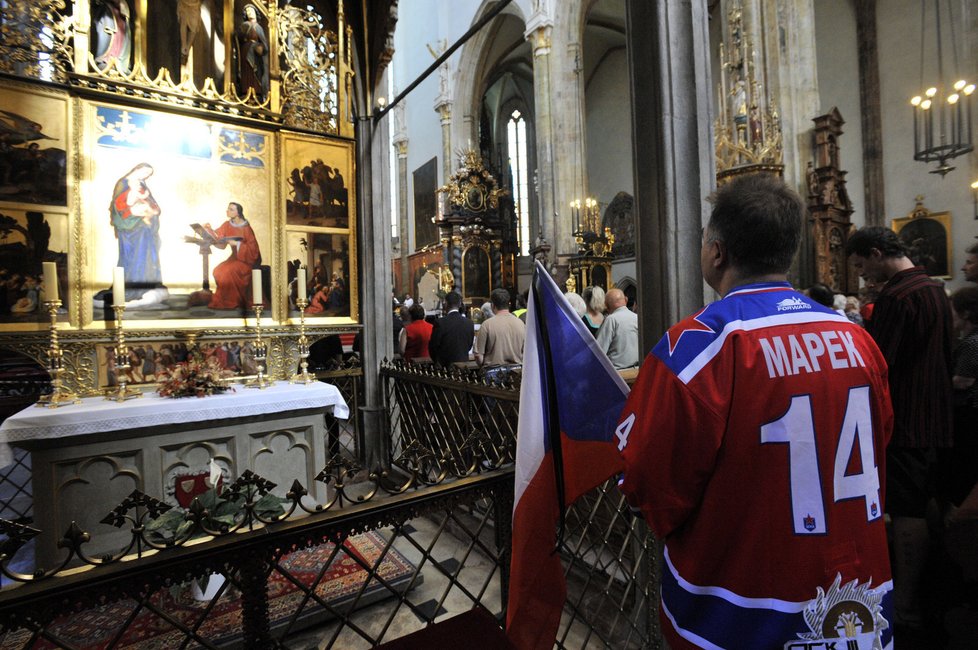 Takhle se loučili fanoušci s Janem Markem při bohoslužbě v Týnském chrámu v Praze