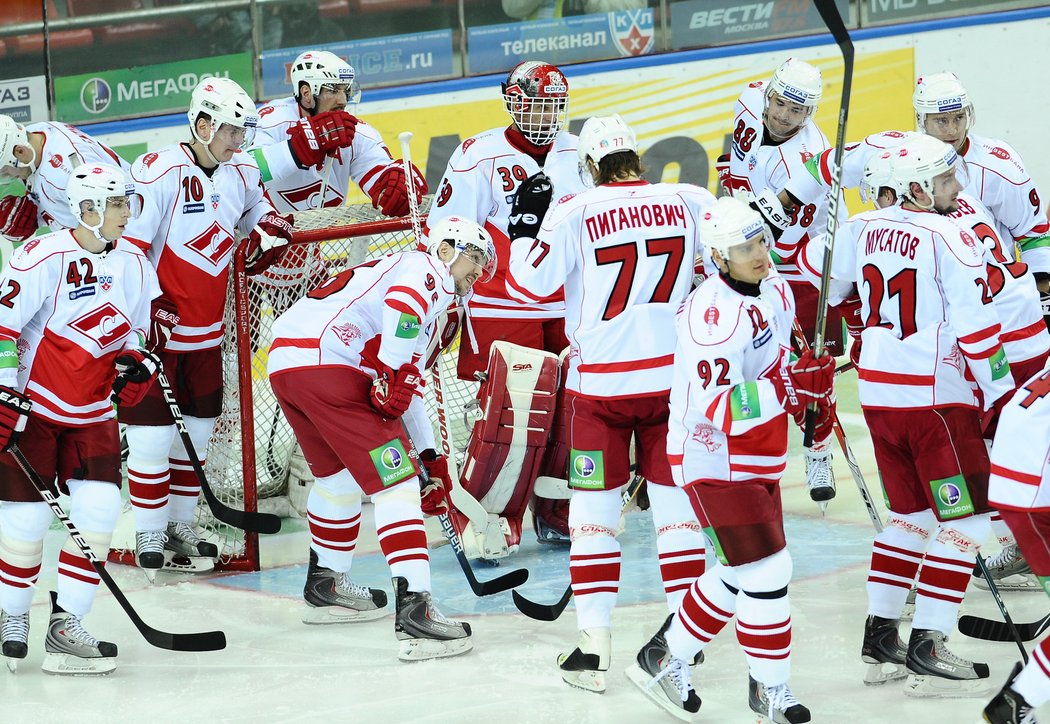 Dominik Hašek v obležení spoluhráčů před svým prvním duelem v ruské KHL