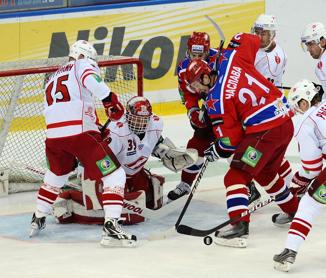 Dominik Hašek v akci při své premiéře v KHL na ledě CSKA Moskva