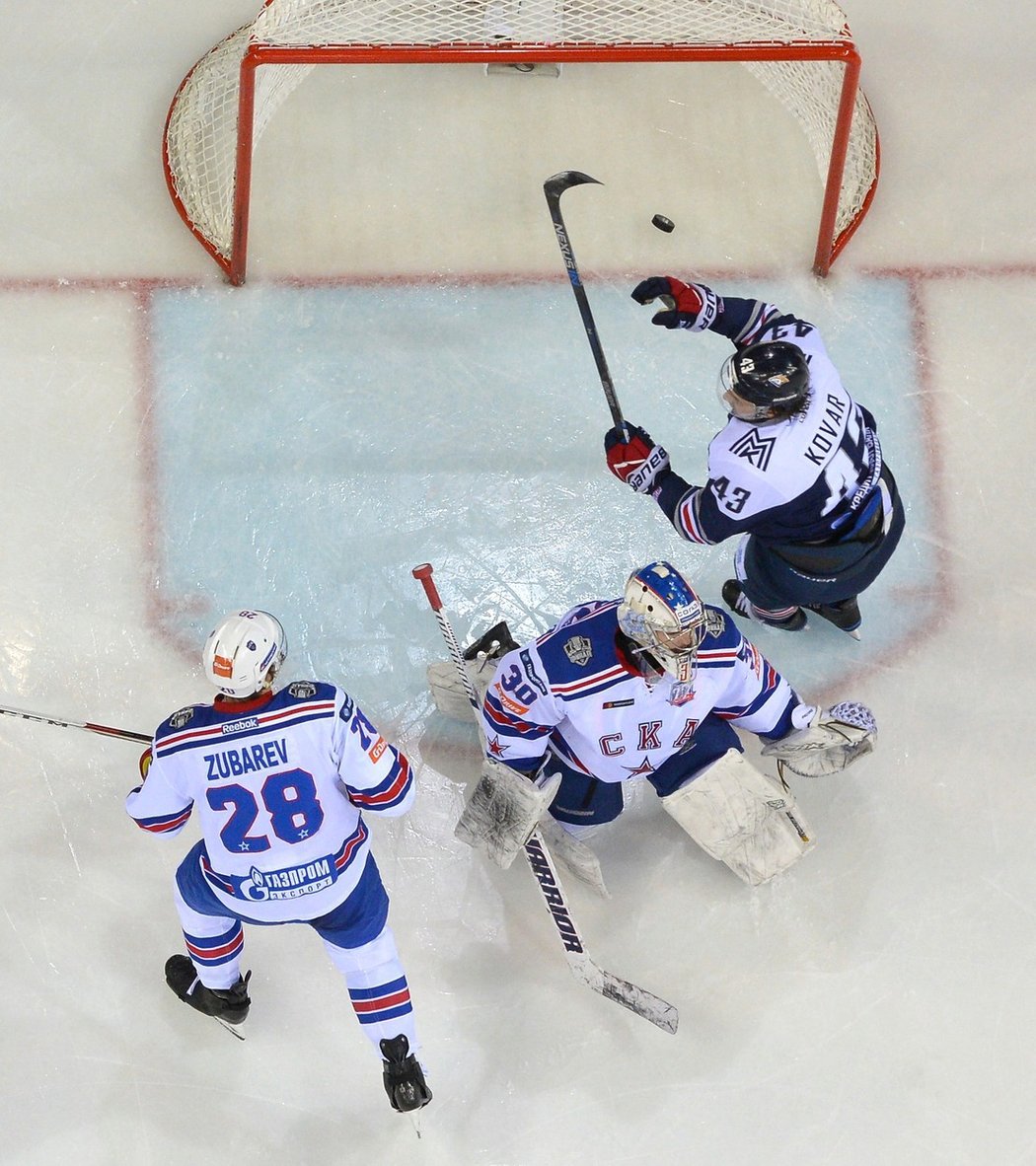 Jan Kovář z Magnitogorsku slaví gól do sítě Petrohradu ve druhém finále KHL
