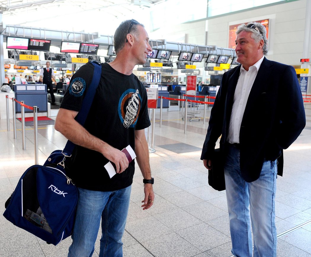 Dominik Hašek a kouč Spartaku Moskva Miloš Říha na ruzyňském letišti