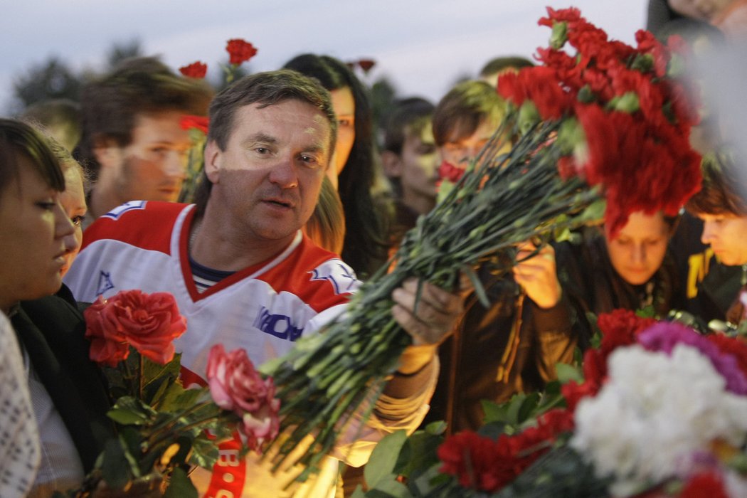 Fanoušci Lokomotivu Jaroslavle přinášejí květiny a svíčky k hokejové aréně