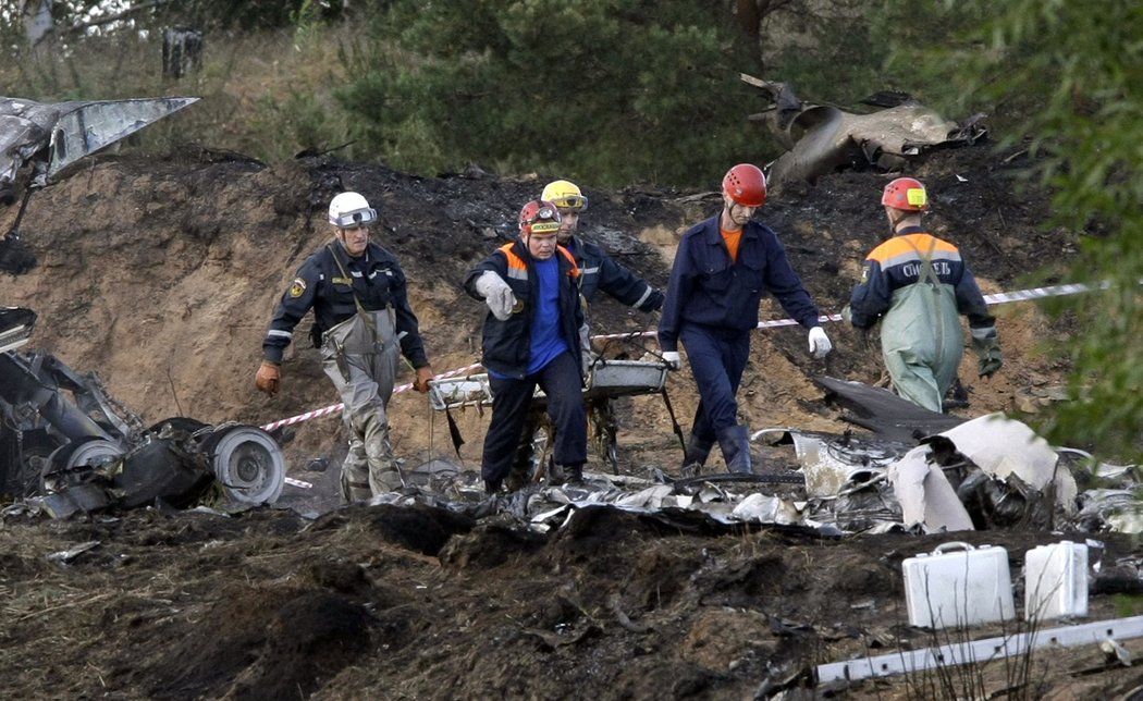 Záchranáři odnášejí na nosítkách jednu z obětí neštěstí