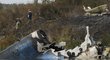 Záchranáři v troskách zříceného letounu Jaroslavle