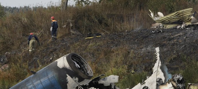 Záchranáři v troskách zříceného letounu Jaroslavle