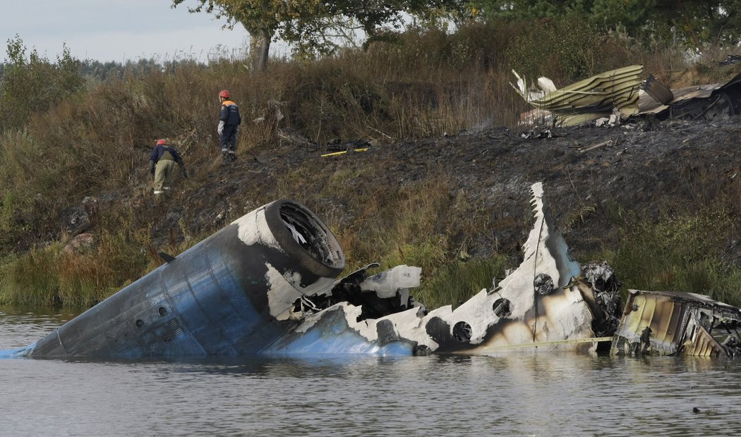 Záchranáři v troskách zříceného letounu Jaroslavle