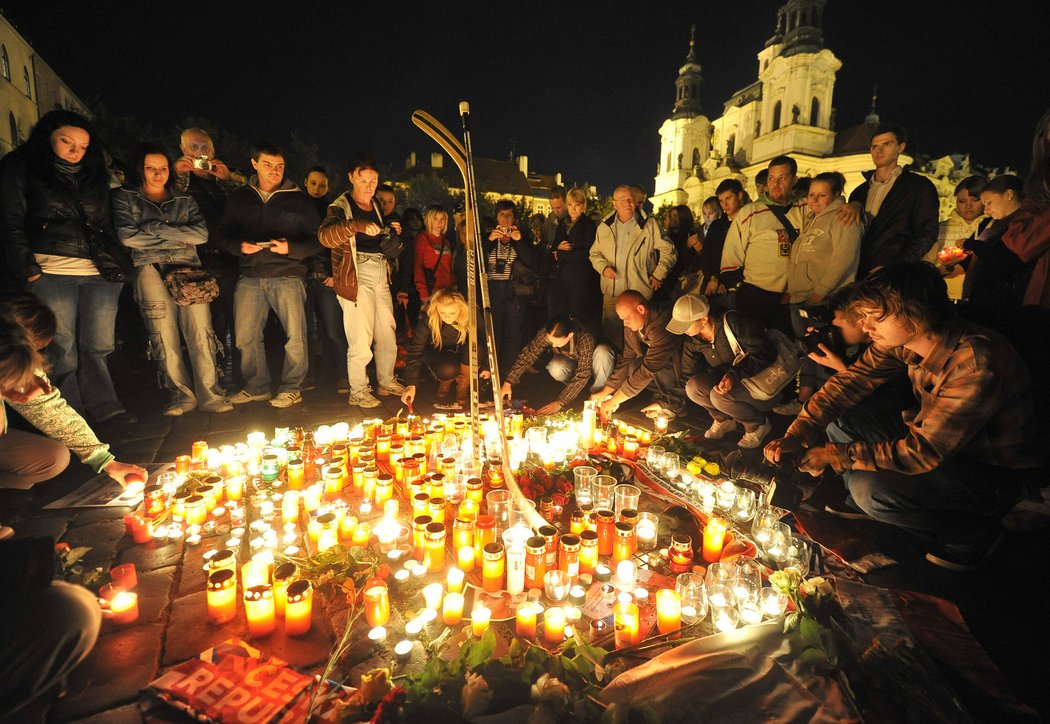 Spontánní pietní akt na Staroměstkém náměstí v Praze večer po tragédii