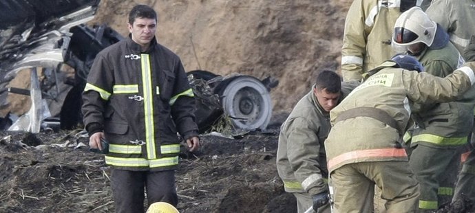 Záchranáři vynášejí z vody jednu z obětí tragické nehody letou Jak-42 ruské Jaroslavle