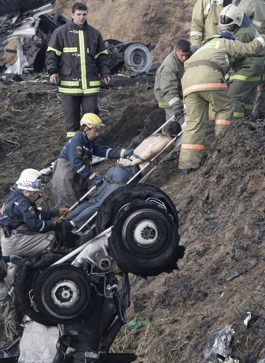 Záchranáři vynášejí z vody jednu z obětí tragické nehody letou Jak-42 ruské Jaroslavle