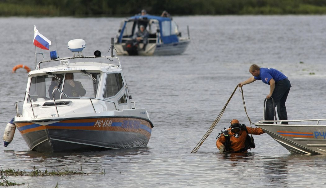 Záchranáři pročesávají řeku Volhu v okolí tragédie letounu hokejového týmu Jaroslavle