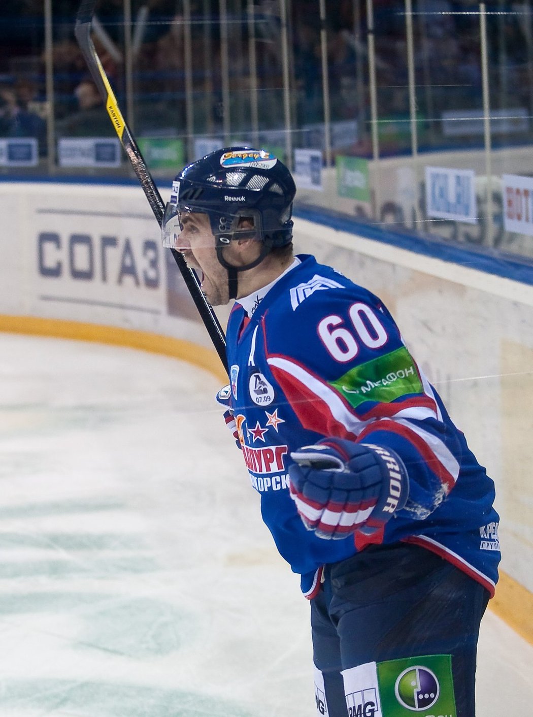 Tomáš Rolinek se raduje z gólu v osmifinále KHL proti Barysu Astana