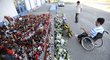 Fanoušci před stadionem v Popradu uctívají památku zesnulých hokejistů při leteckém neštěstí v Jaroslavli
