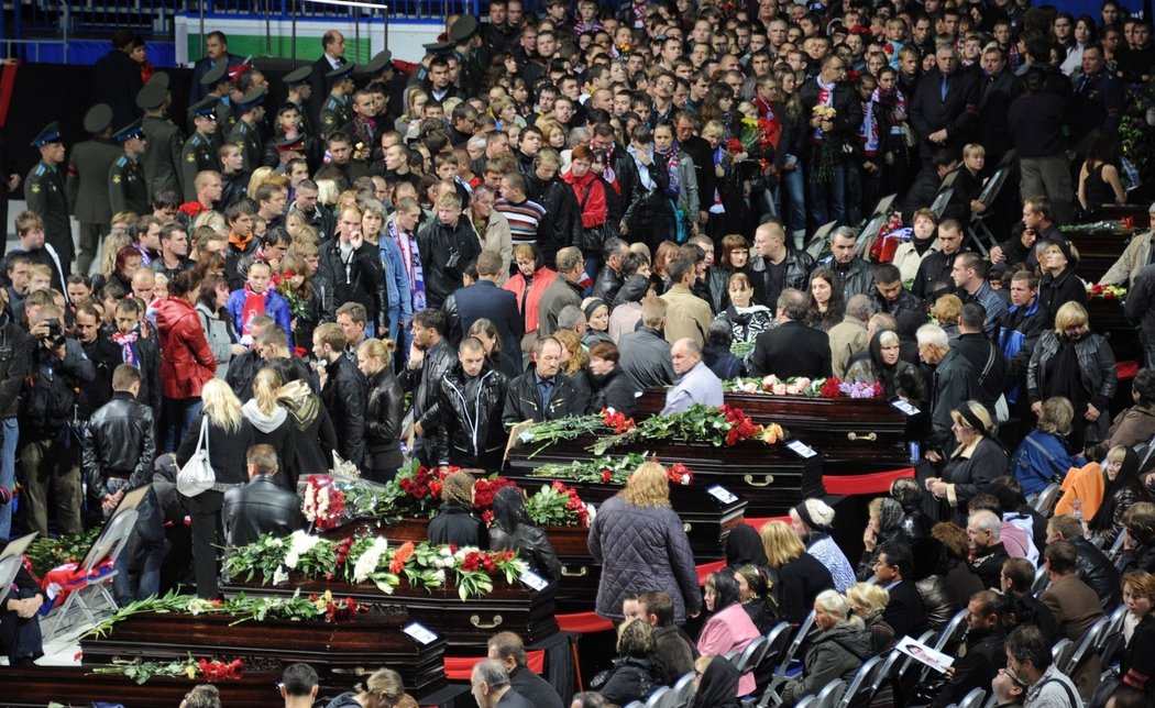 Pohřební tryzny za mrtvé hokejisty se zúčastnily desetitisíce fanoušků, soupeřů i funkcionářů