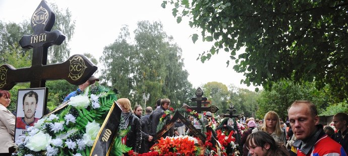 V týmu Lokomotivu bylo i několik místních hokejistů, ti spočinuli vedle sebe na hřbitově v Jaroslavli