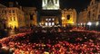Tisíce svíček na pražském Staroměstském náměstí zůstalo po tryzně za mrtvé hokejisty Jaroslavle