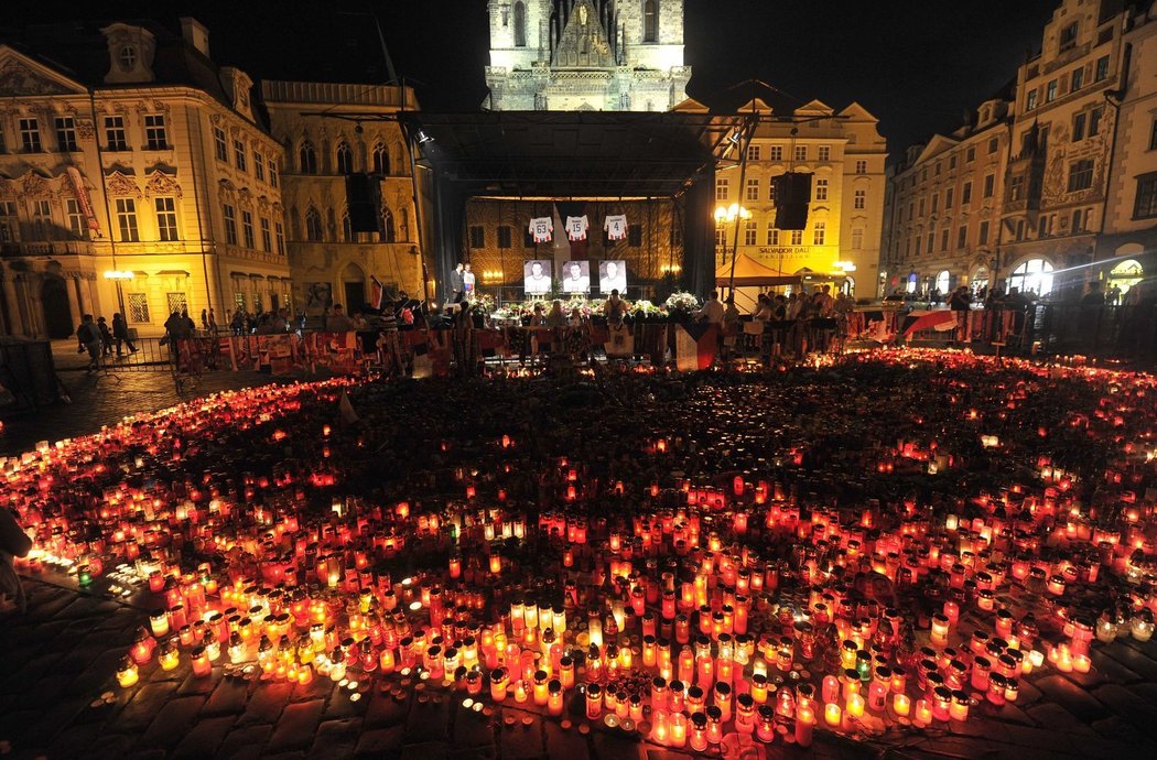 Tisíce svíček na pražském Staroměstském náměstí zůstalo po tryzně za mrtvé hokejisty Jaroslavle