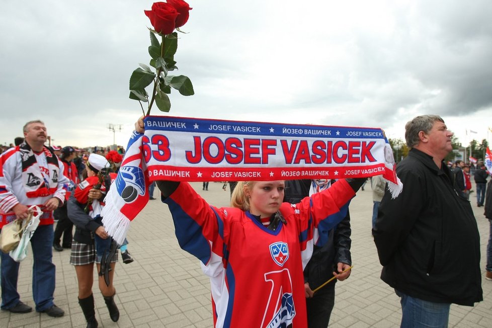 V Jaroslavli nezapomněli ani na Čechy, tahle fanynka si vzala na pietní výroční akci šálu Josefa Vašíčka