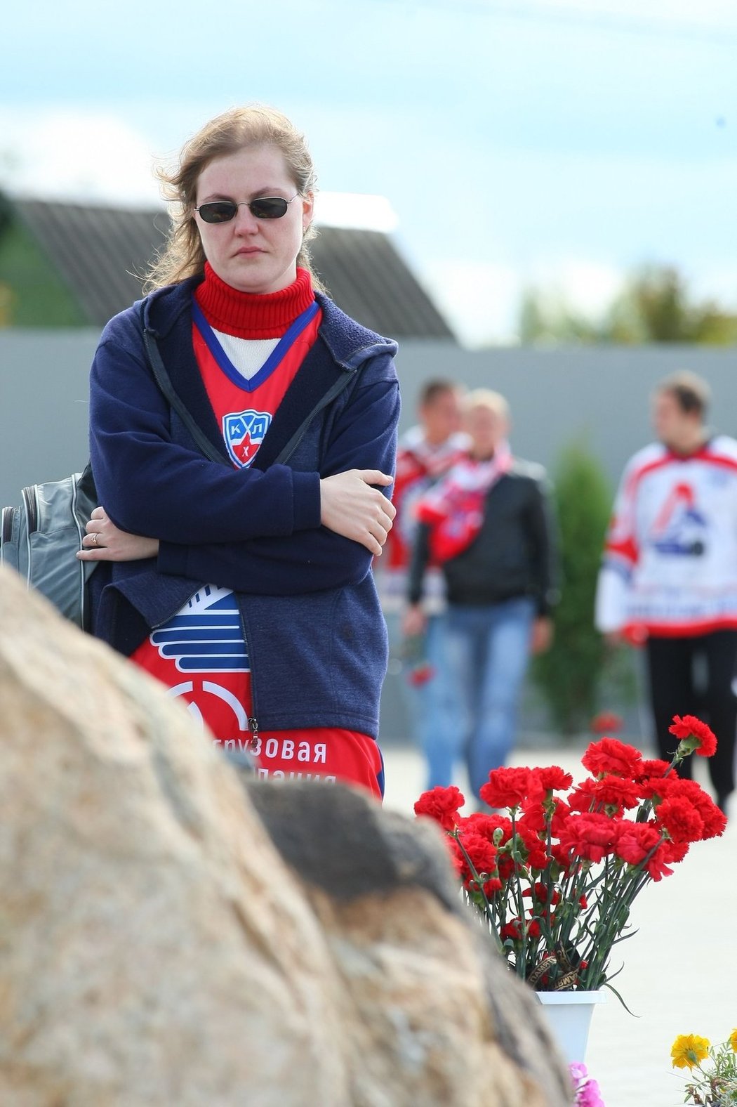 K pietnímu místu dorazily tisícovky fanoušků. Jaroslavl si připomněla smutné roční výročí letecké tragédie hokejistů Lokomotivu. Mezi 44 mrtvými byli i tři Češi, Jan Marek, Karel Rachůnek a Josef Vašíček.