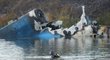 Potápeč poblíž trosek letadla pátrá po obětech leteckého neštěstí