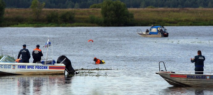 Záchranáři pátrají kolem trosek letadla Jak-42, které spadlo nedaleko Jaroslavle s celým hokejovým týmem