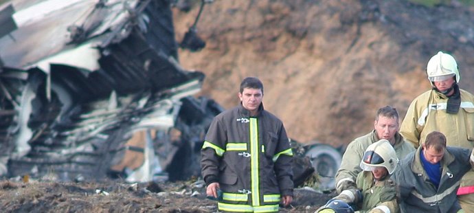 Záchranáři vynášejí na nosítkách jednu z obětí děsivé tragédie