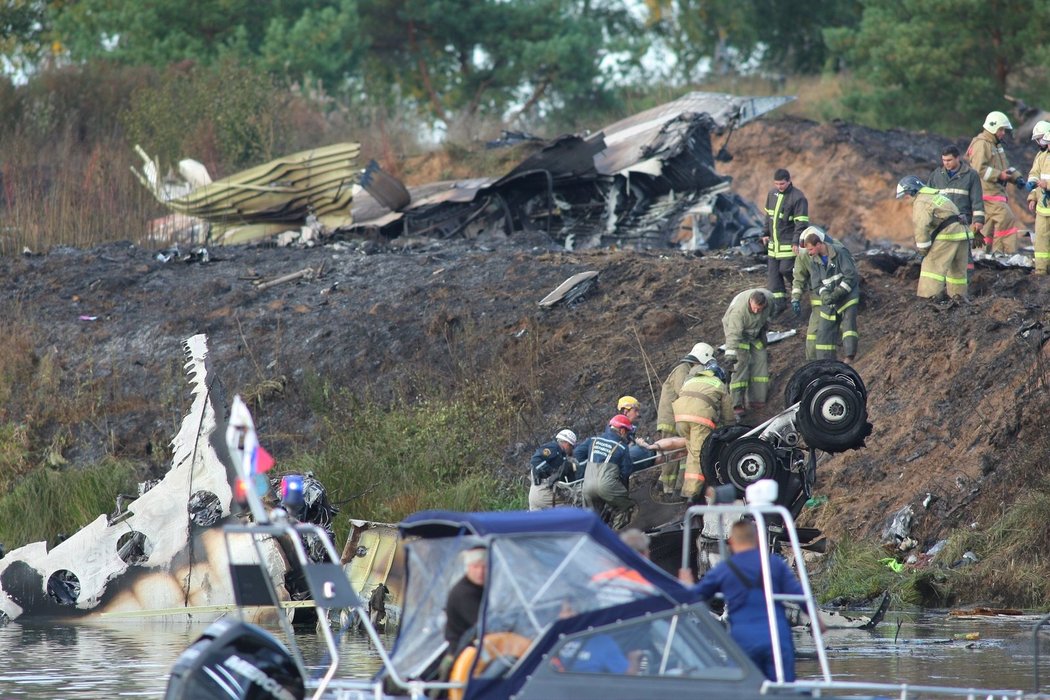 Záchranáři pracují v troskách letadla Jak-42, které se zřítilo s týmem Jaroslavle 7. září 2011