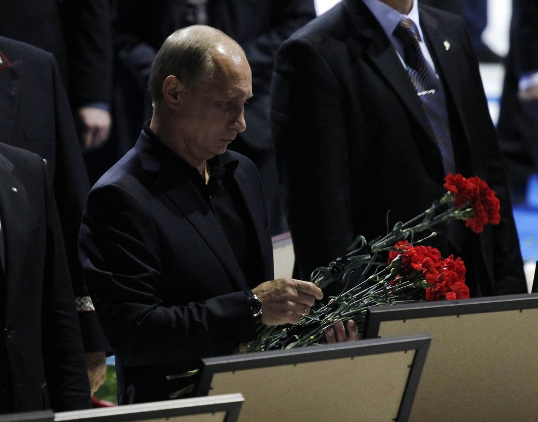 Vladimir Putin přinesl a u rakví položil rudé karafiáty na památku zesnulých hokejistů Jaroslavle