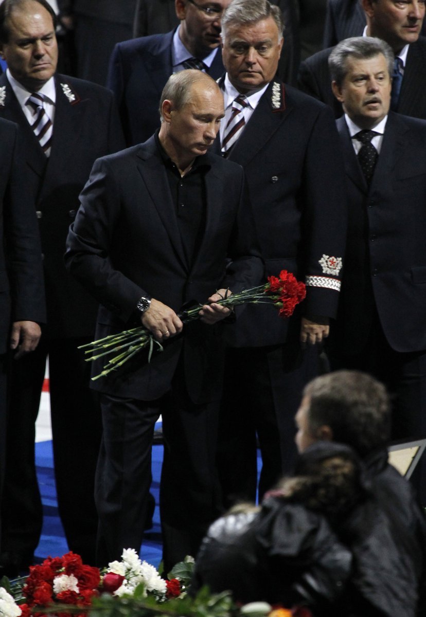 Ruský premiér Vladimir Putin se přijel poklonit památce hokejistů Jaroslavle tragicky zahynulých při středecké letecké katastrofě
