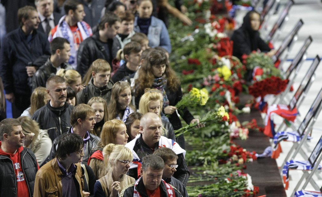 Tisíce lidí proudily v hokejové aréně Lokomotivu Jaroslavl kolem vystavených rakví zesnulých hokejistů
