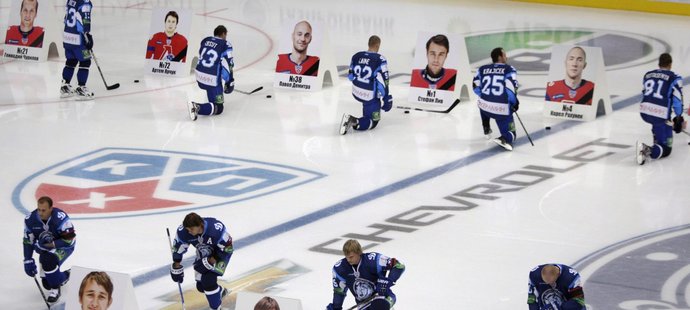 Hokejisté Minsku se poklonili mrtvým kamarádům, tragicky zesnulým hokejistům Jaroslavli