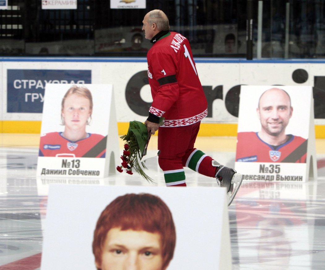 Alexandr Lukašenko poklekl před portréty mrtvých hokejistů Jaroslavle