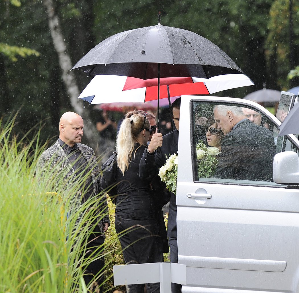 Z auta vystupuje manželka Karla Rachůnka