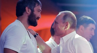 Putinův muž Ovečkin. Jak se zrodil vztah, který dělá i z hokeje zbraň
