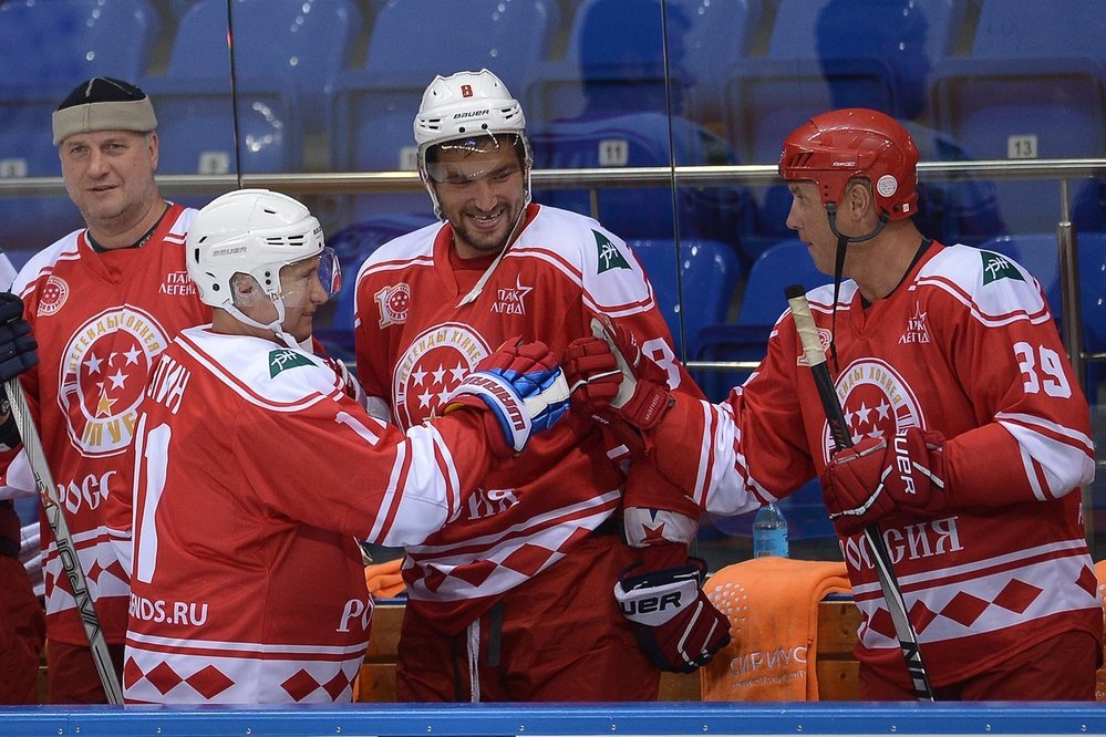 Alexandr Ovečkin sleduje ruského prezidenta Vladimira Putina při hokejovém charitativním zápase v roce 2015