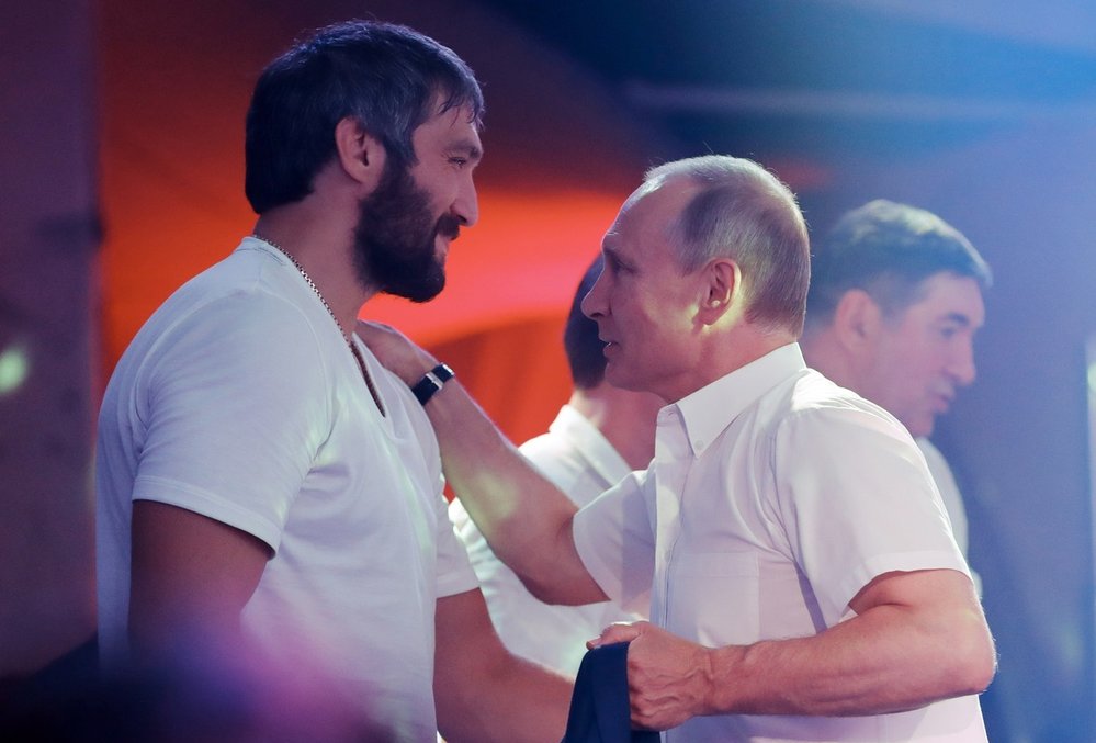 Ruský prezident Vladimir Putin s Alexandrem Ovečkinem v roce 2017