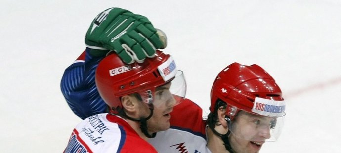 Ruští hokejisté Alexej Michnov (vlevo) a Oleg Tverdovskij se radují ze vstřelené branky.