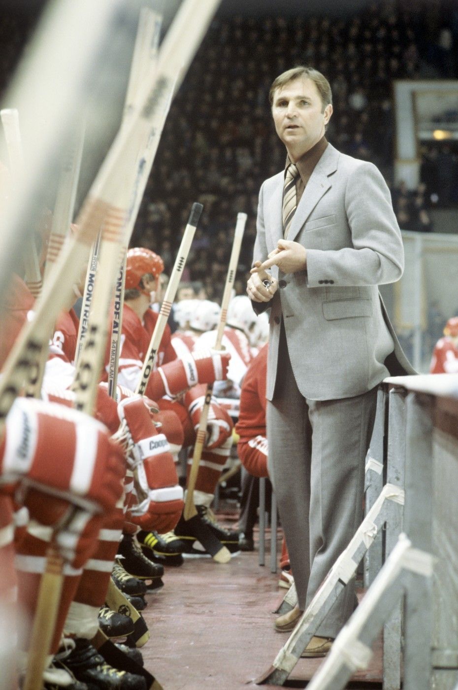 Viktor Tichonov na střídačce Sovětského svazu na mistrovství světa v roce 1979