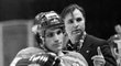 Dvě legendy sovětského hokeje - Sergej Makarov (vlevo) a trenér Viktor Tichonov