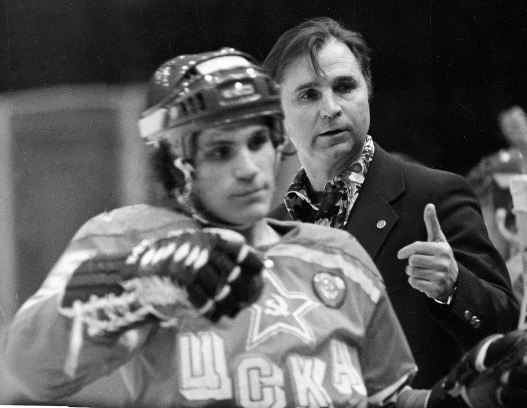 Dvě legendy sovětského hokeje - Sergej Makarov (vlevo) a trenér Viktor Tichonov