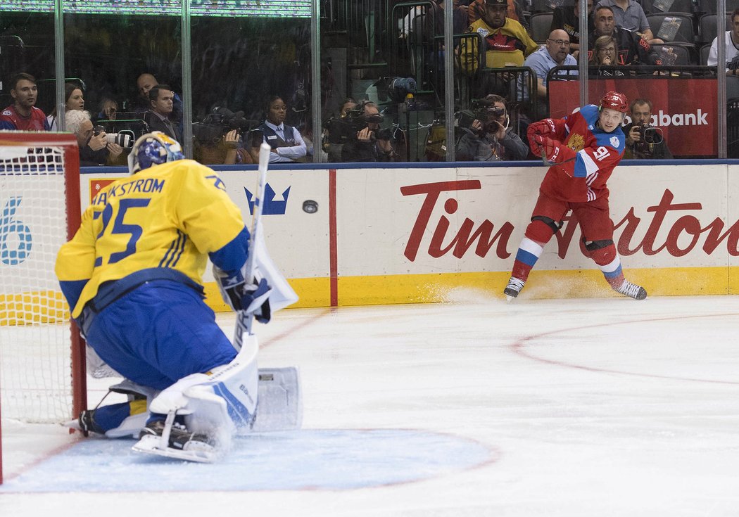 Vladimir Tarasenko pálí na švédskou branku