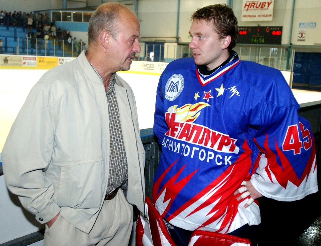 Bývalý trenér Marek Sýkora na snímku tehdy jako kouč Magnitogorsku s brankářem Romanem Málkem