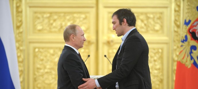Vladimir Putin a Alexandr Ovečkin během setkání v Kremlu v roce 2014