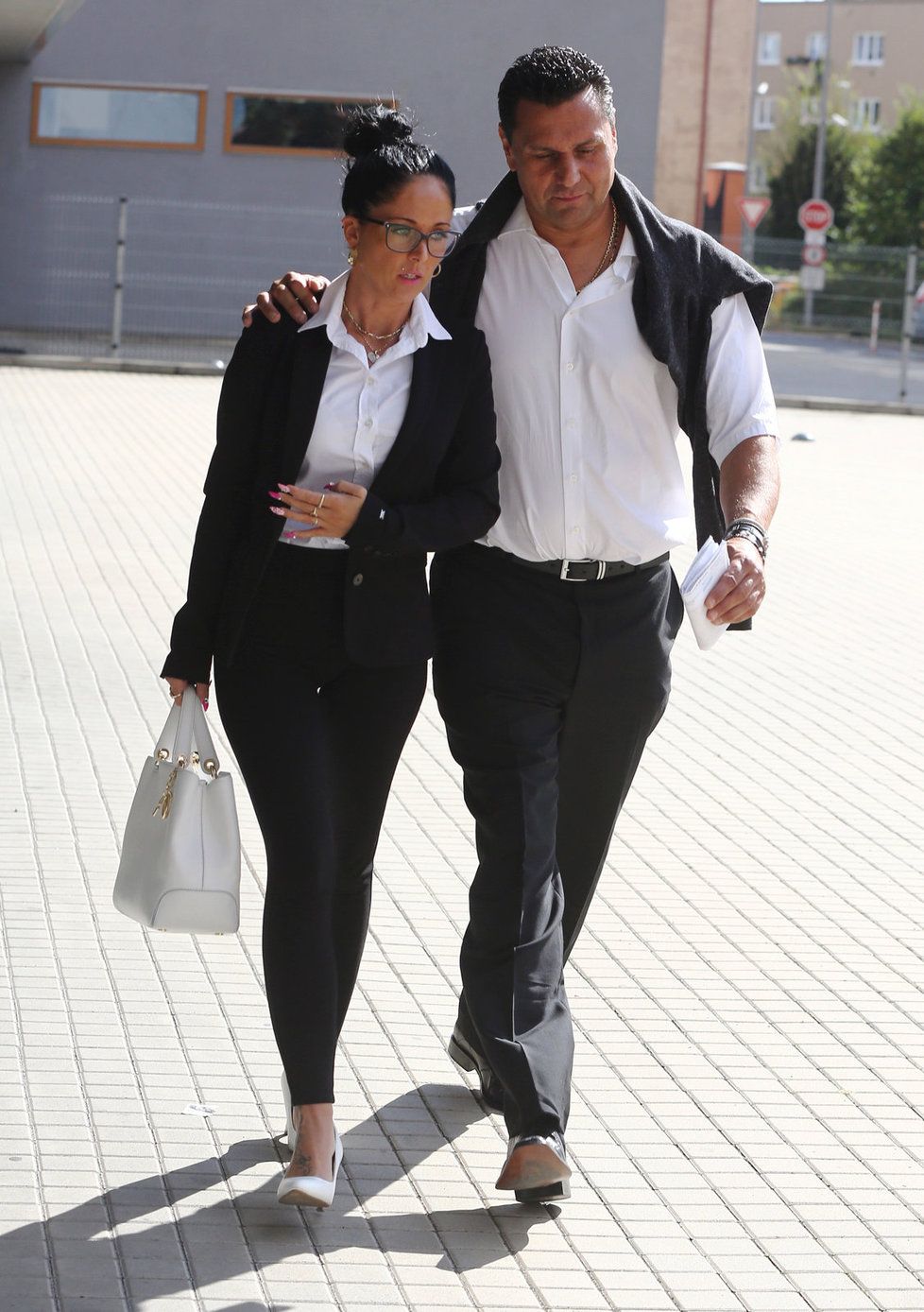 Vladimír Růžička s přítelkyní Marií odchází od soudu.