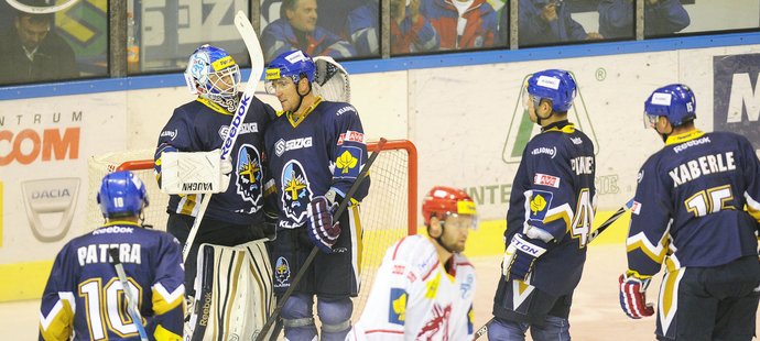 Martin Růžička zklamaně odjíždí z kladenského ledu. Jeho gól na body nestačil